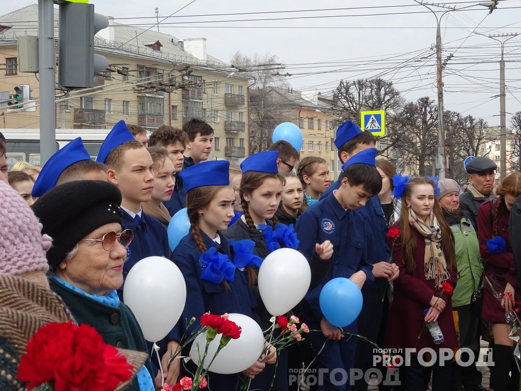 Жители Чебоксар отметили День космонавтики возле памятника Юрию Гагарину